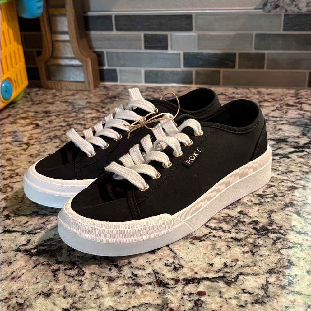 Roxy Black Canvas Lace Up Top Cushion Sneaker‎ Sz 6.5 New w/Tag NWOB